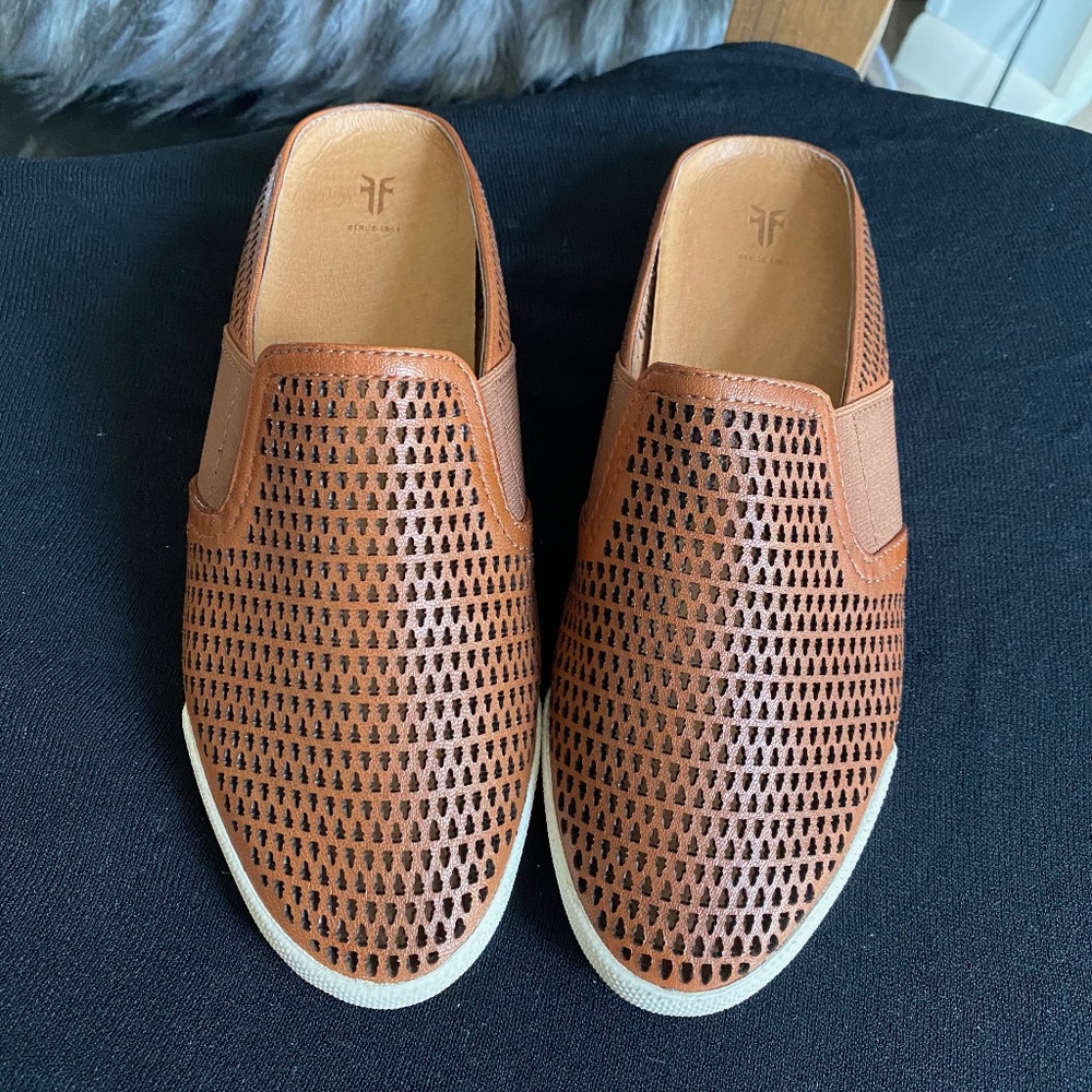 Frye Melanie Gore Perforated Mule - women 7